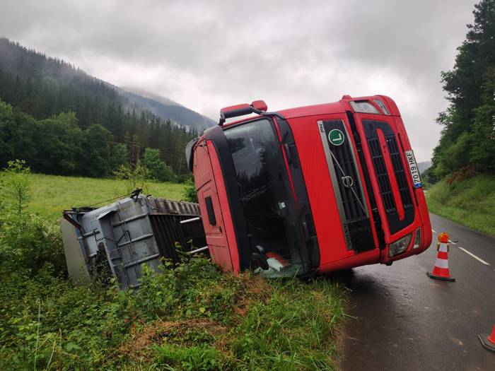 Gaur hasiko dira Zuhatzan iraulitako kamioia jasotzen, goizeko bederatzietatik aurrera