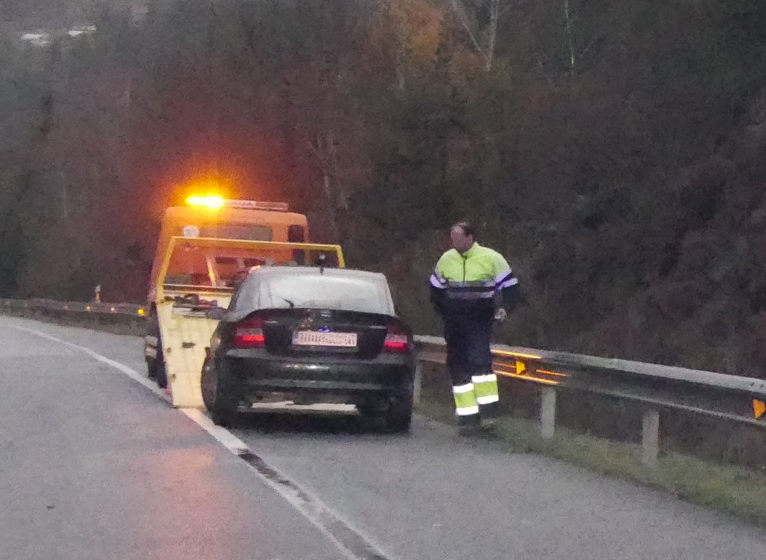 Hiru zauritu A-625 errepidean bi autok talka egin ostean