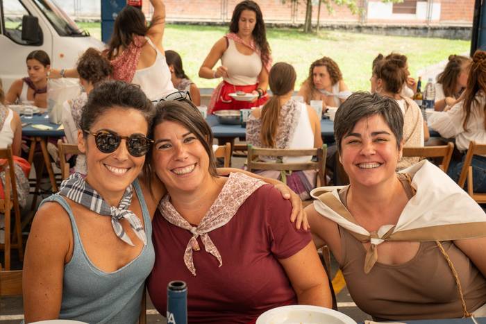 Ehunka lagun bildu dituzte j 74 1757018532836