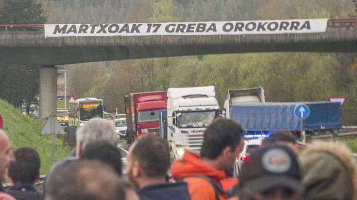 Eskualdeko errepide nagusian trafikoa eten dute Tubos Reunidoseko langileek