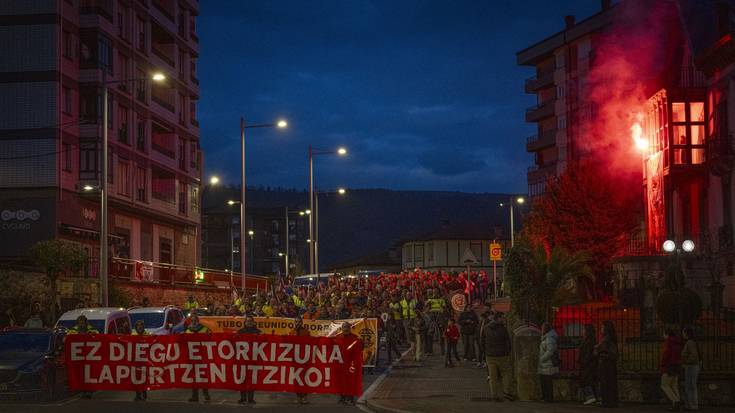 Aiaraldeko etorkizunaren aldeko aldarri ozena plazaratu dute milaka lagunek