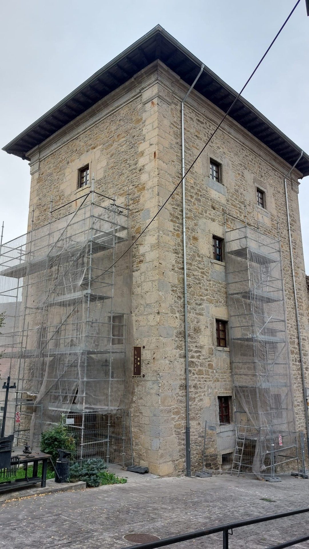 Artziniegako Dorrea berritu duen enpresa eta obra zuzendariaren kontra egingo du Udalak, teilatuaren egoera dela eta