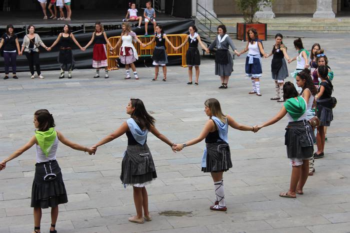 Sokatik tiraka itzuli dira j 33 1503500493625