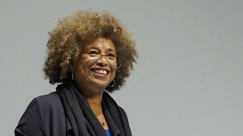 Liburu eta bideo feministak maileguan hartzeko aukera emango du Emakumeen Gelak