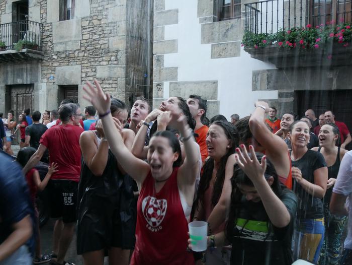 Ura eskatzen zeharkatu dute  69 1536437519442