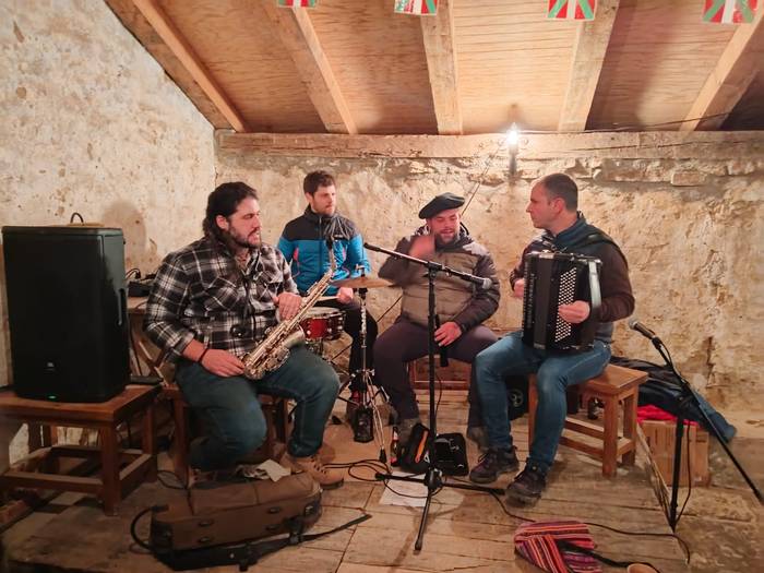 Ohitura eta jaiarekin egin d 20 1768813155879