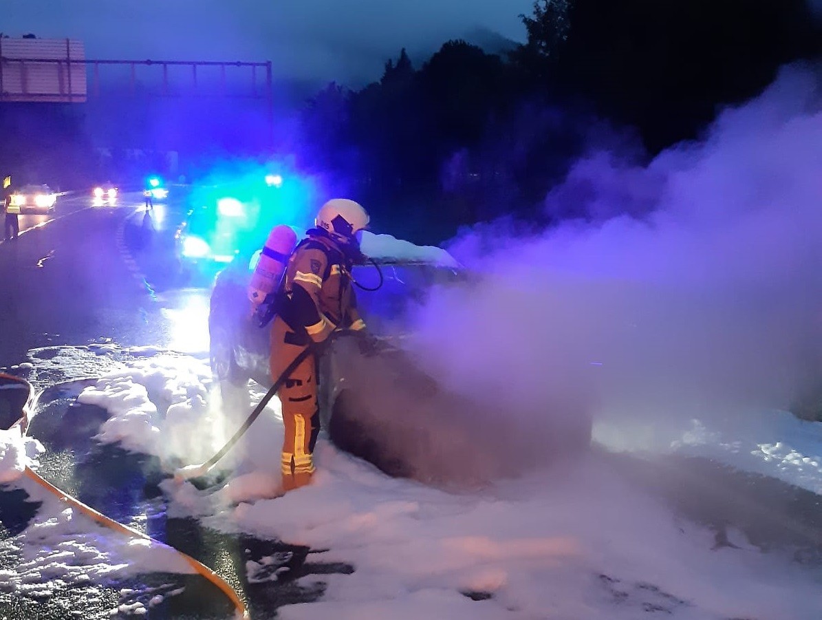 Su  hartu du auto batek, bi ibilgailuren arteko talkan