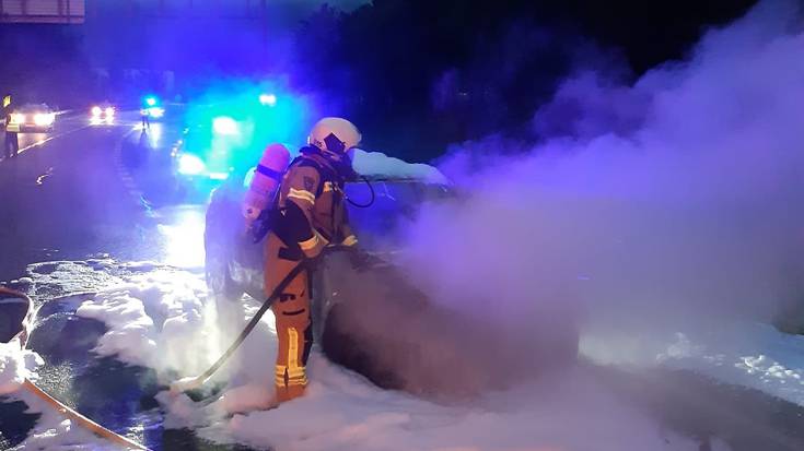 Su  hartu du auto batek, bi ibilgailuren arteko talkan