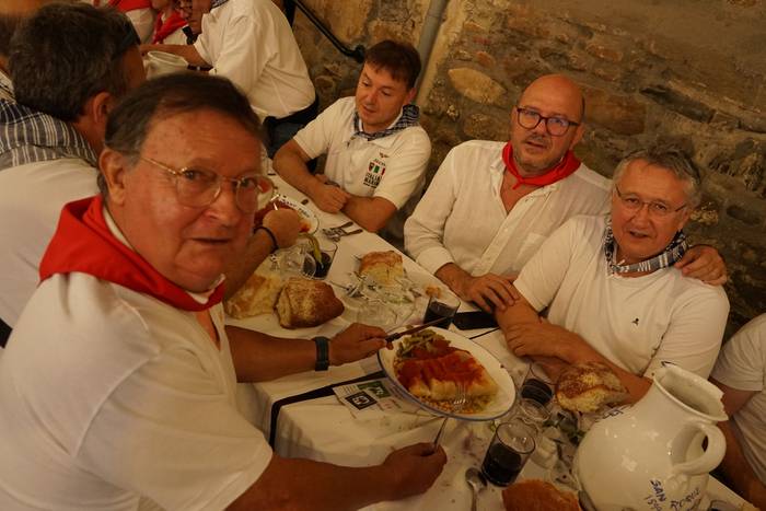 Ehunka kofrade bildu dira el 21 1756714004171