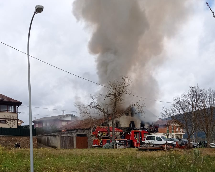 Sutea piztu da San Jose auzoko etxebizitza batean