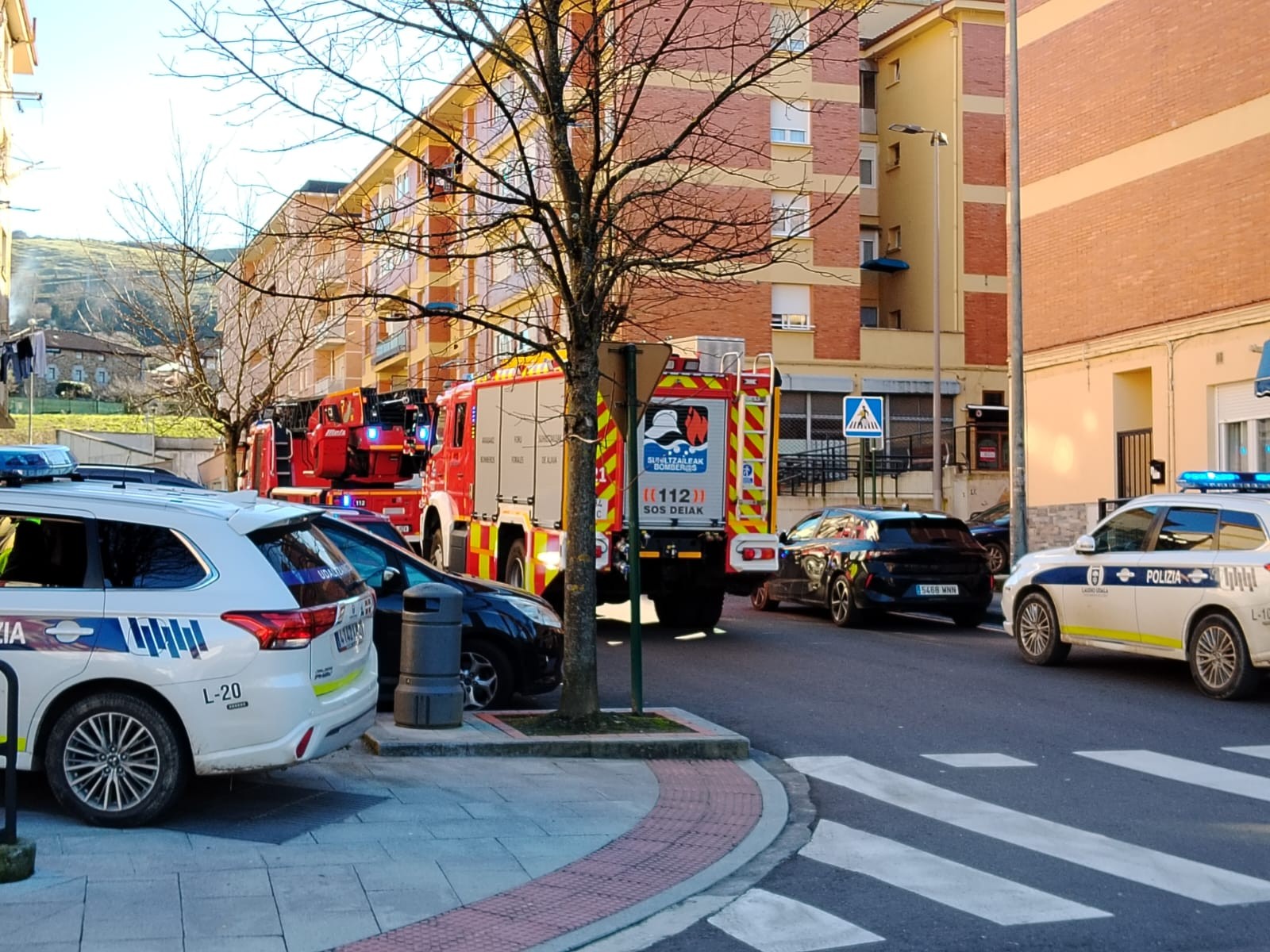 Pertsona bat zauritu da Latiorroko etxebizitza batean jazotako sutean