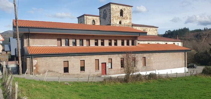 Okondoko Kultura Etxeko teilatua berritu dute amiantoa kentzeko