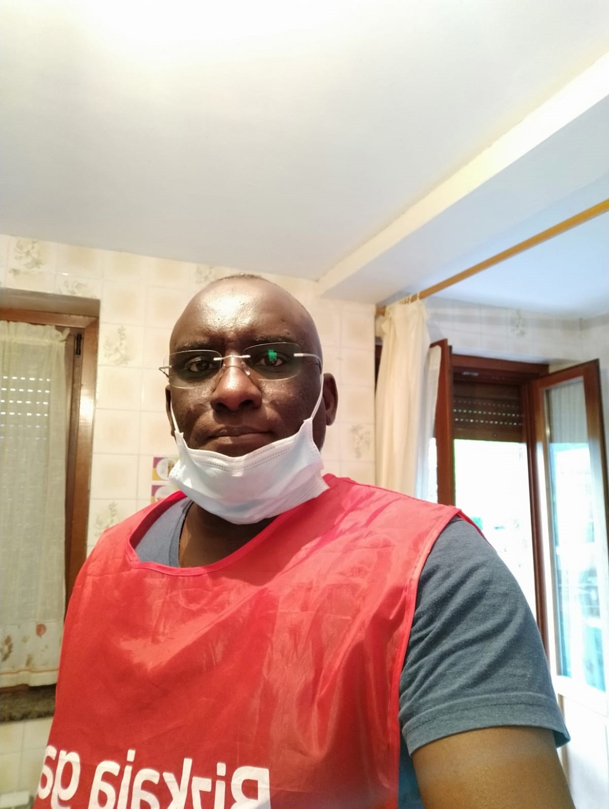Cheikh Souleymane Bella: “Lagundu dezakeenak, osasuntsu dagoenak, egin behar du”