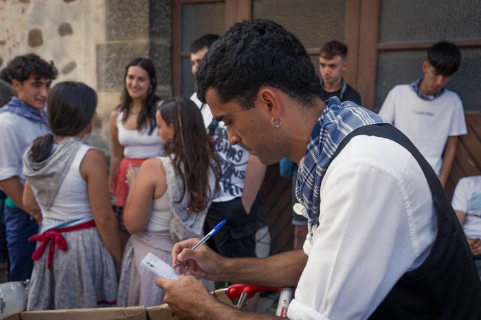 Ehunka lagun bildu dituzte j 8 1757018345974