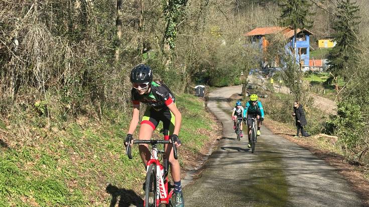 Txirrindulari gazteek kronoigoera proba gogorra izan zuten larunbatean Laudion