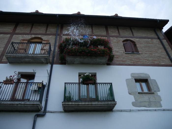 Ura eskatzen zeharkatu dute  56 1536437282416