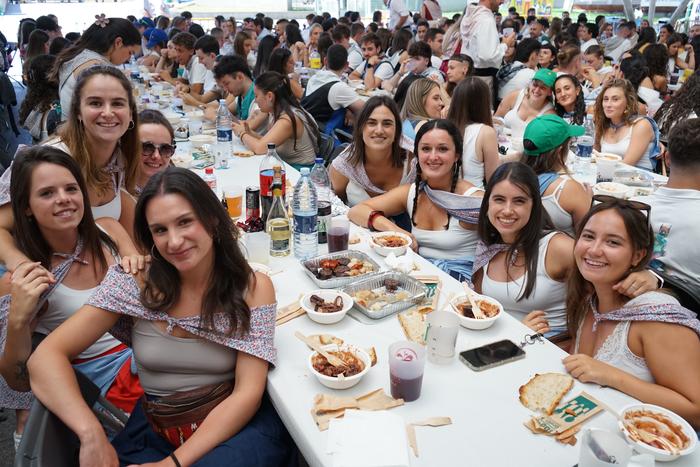 Jendetza batu da kuadrillen  42 1756402048518