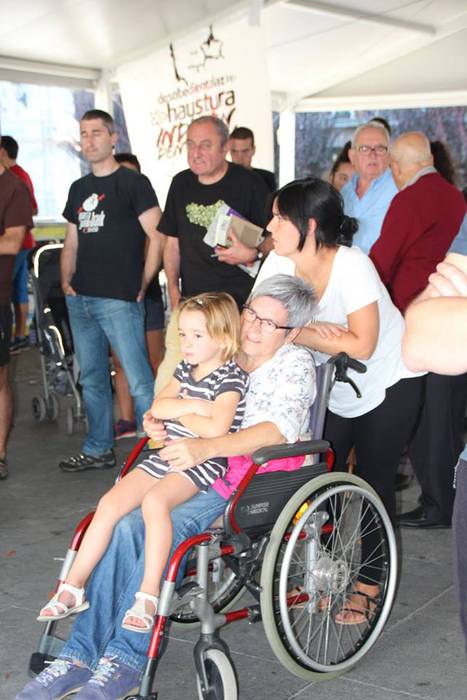 Gazte ugari batu zituen Inde 31 1508073937752