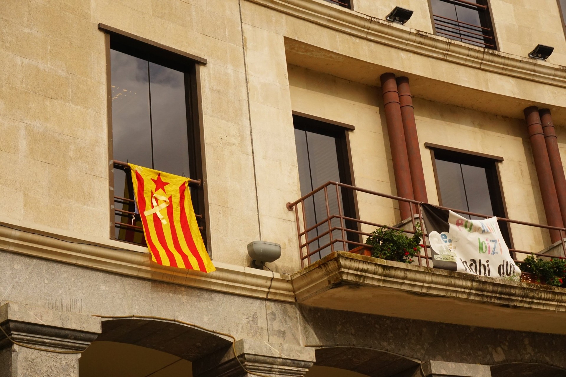 Udaletxeko balkoietako batean zintzilikatutako estelada kentzeko eskatu dio Espainiako Gobernuko ordezkaritzak udalari 