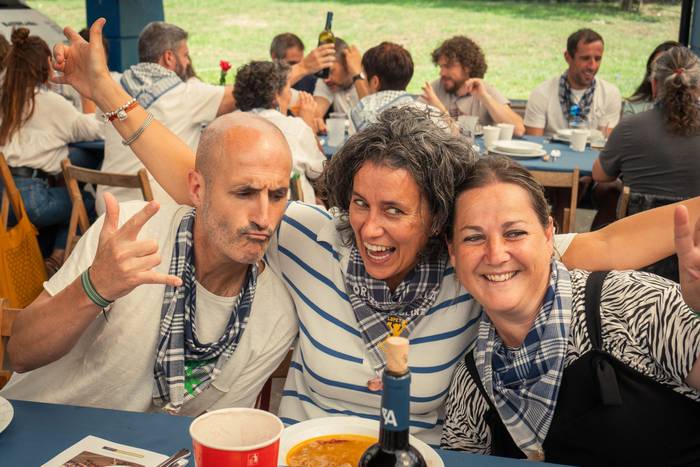 Ehunka lagun bildu dituzte j 70 1757018521218