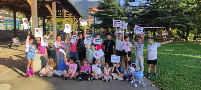 Aretako umeekin landu dute b 5 1760465573160