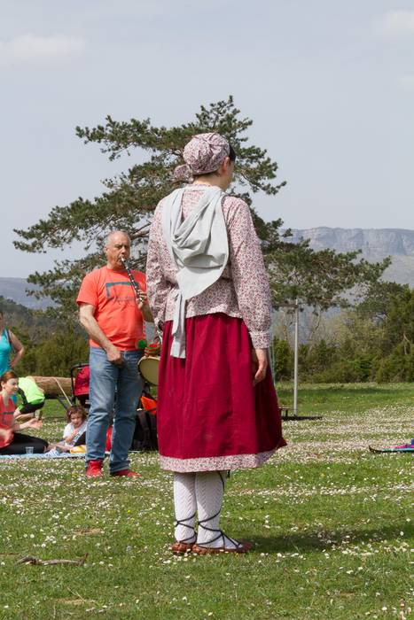 Ehunka dantzari eta ikusle b 56 1524466927879