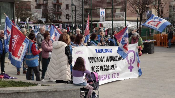 Atzo karabana feministaren buruan egon ondoren, Madres Mercedarias zaintza zentroko langileak kalera atera dira berriro