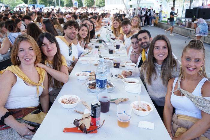 Jendetza batu da kuadrillen  2 1756401646202