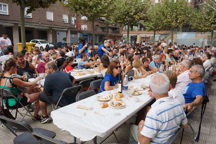 Ehunka lagun bildu ditu Lati 45 1758394298026