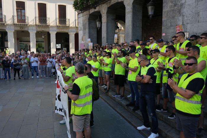 Arratsaldeko manifestazioaren zain, babes handia jaso dute Maderas de Llodioko langileek eguerdian