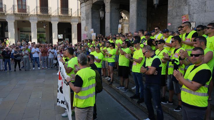 Arratsaldeko manifestazioaren zain, babes handia jaso dute Maderas de Llodioko langileek eguerdian