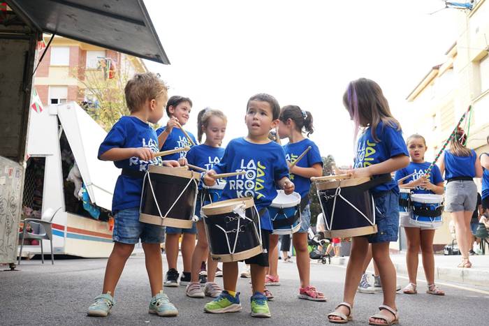 Danbor, buruhandi, dantza et 6 1758311880087