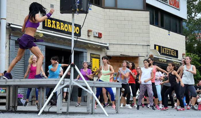 Zumba dantzatzeko elkartu zi 29 1498479827068