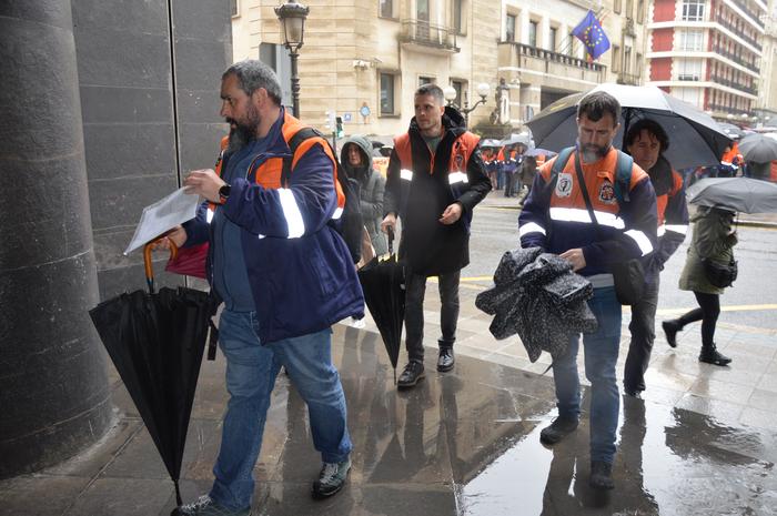 Tubos Reunidoseko langileek  17 1772795091002