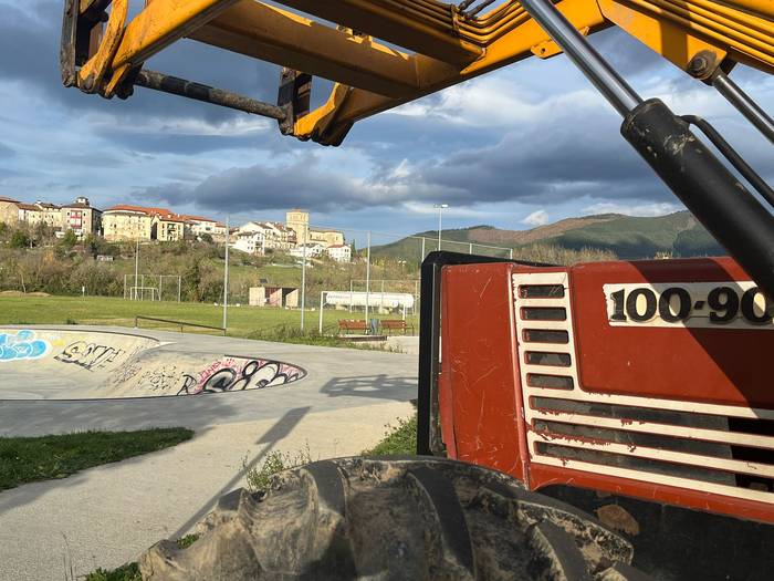 "Traktorada" egin dute Artzi 8 1768766456215