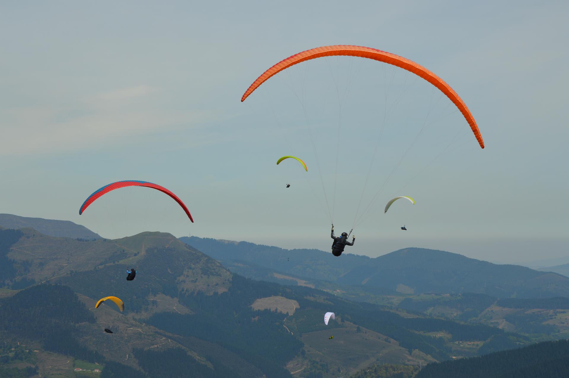 Parapenteekin koloreztatuko du zerua Gorobel taldearen topaketak irailaren 17an