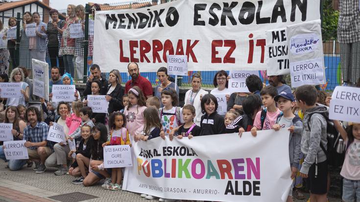Hezkuntza-lerro bat ixteko erabakiaren aurka protesta egin dute Mendiko Eskolan
