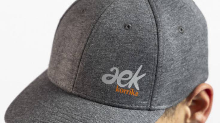 Aurtengo Korrikan, jantzi ezazu Aiaraldeak zozketatuko duen AEK-ko materiala