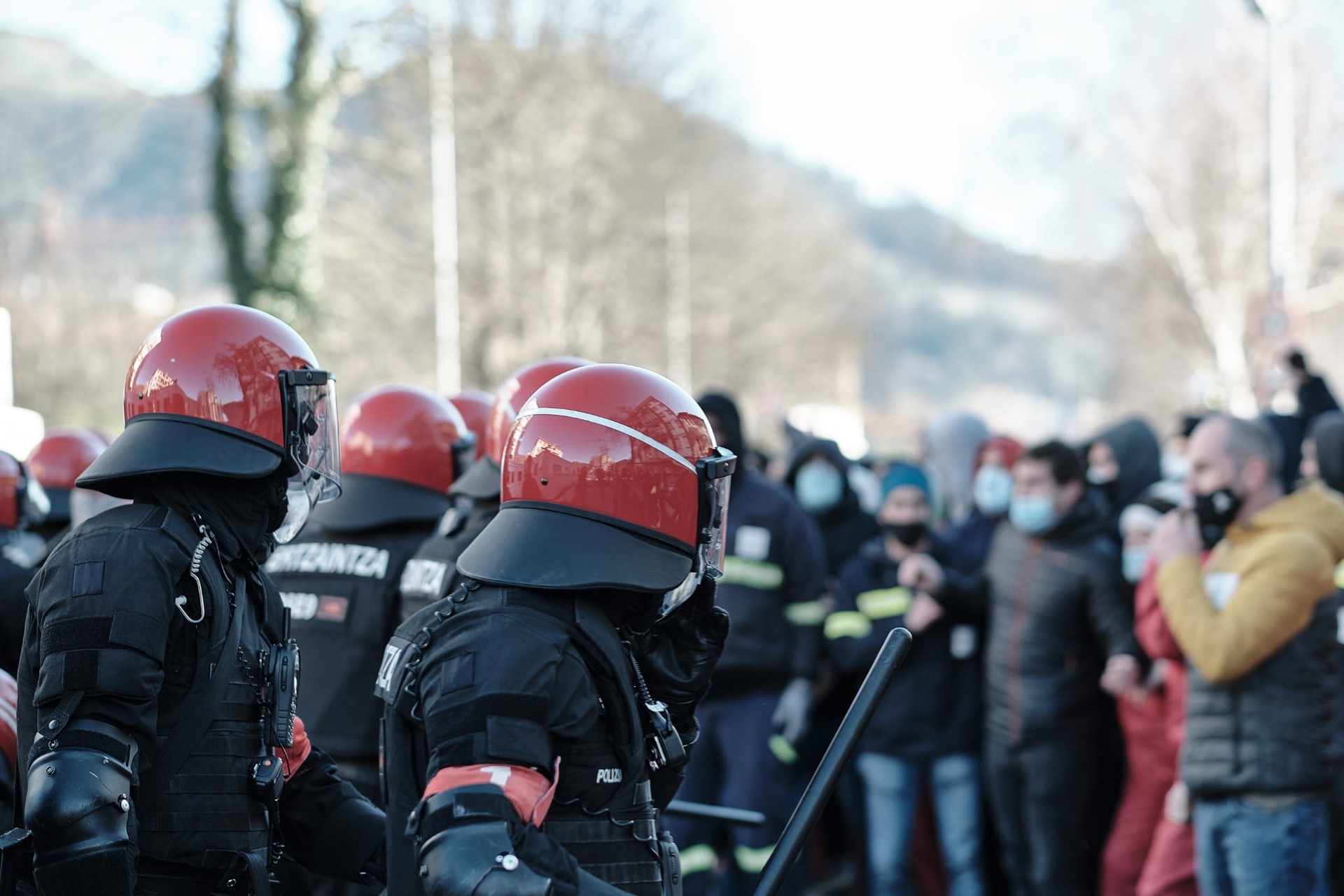 “Lesio arinak” izan zituzten Tubacexeko piketean zauritutako 16 ertzainek, eta 2k baino ez zuten baja hartu