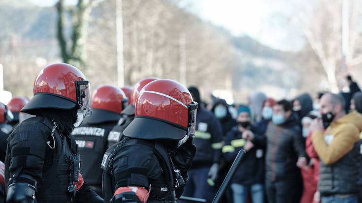 “Lesio arinak” izan zituzten Tubacexeko piketean zauritutako 16 ertzainek, eta 2k baino ez zuten baja hartu