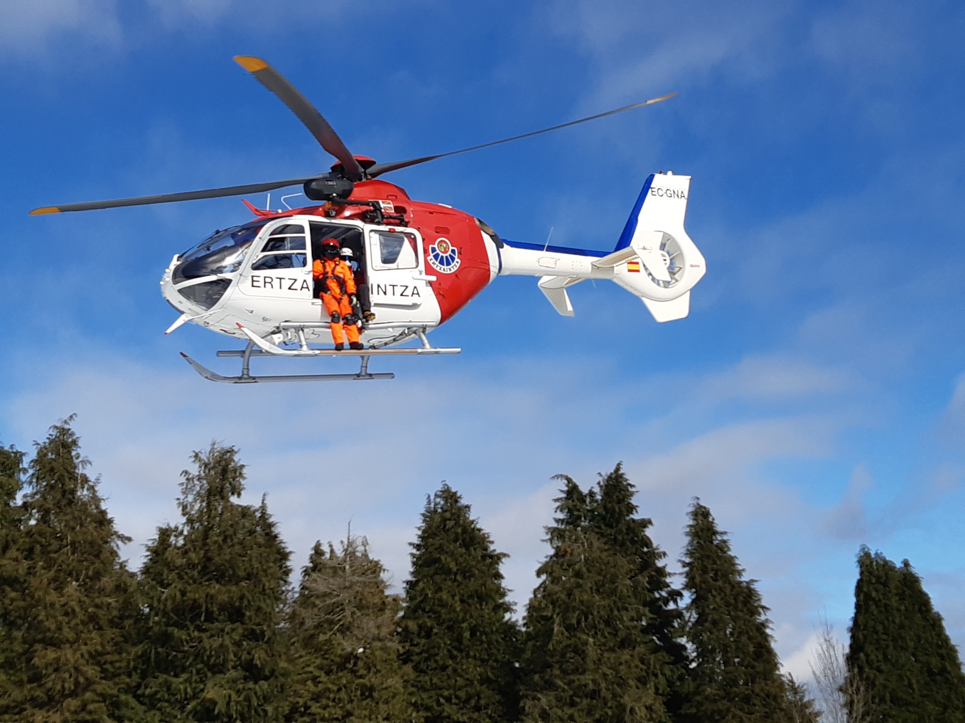 Mendizalea erreskatatu zuen atzo Ertzaintzak helikopteroz Itzinan, orkatilan mina hartu eta gero