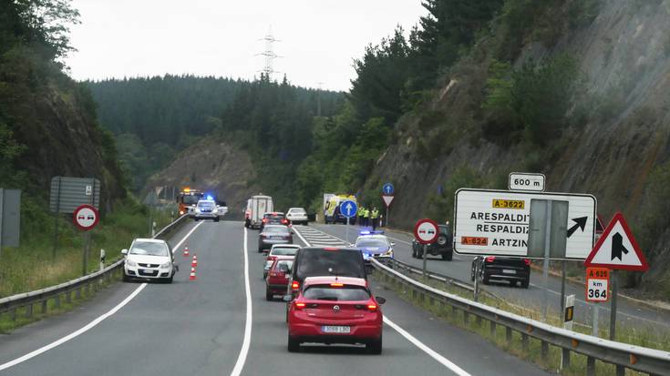 Bi autok elkar jo dute Luiaondon, eta pertsona bat zauritu da