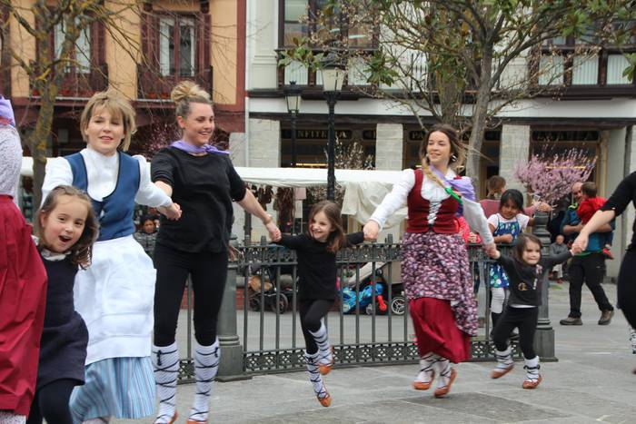 Dantzaren bidez aldarrikatu  42 1520778020101