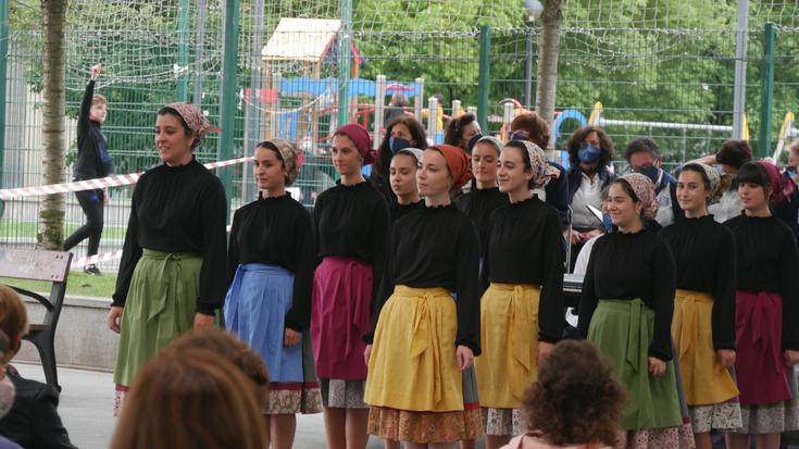 Akelarre Dantza Taldeak eta Andere Abesbatzak girotu dute Aldai Plaza arratsaldean