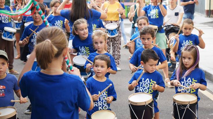 Danbor, buruhandi, dantza eta aldarri artean hasi dira Latiorroko jaiak