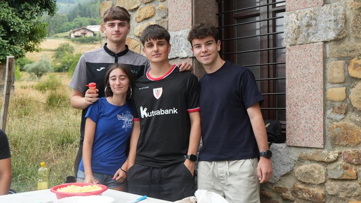 Familia giroan igaro dute arratsaldea Arakaldoko jaietan