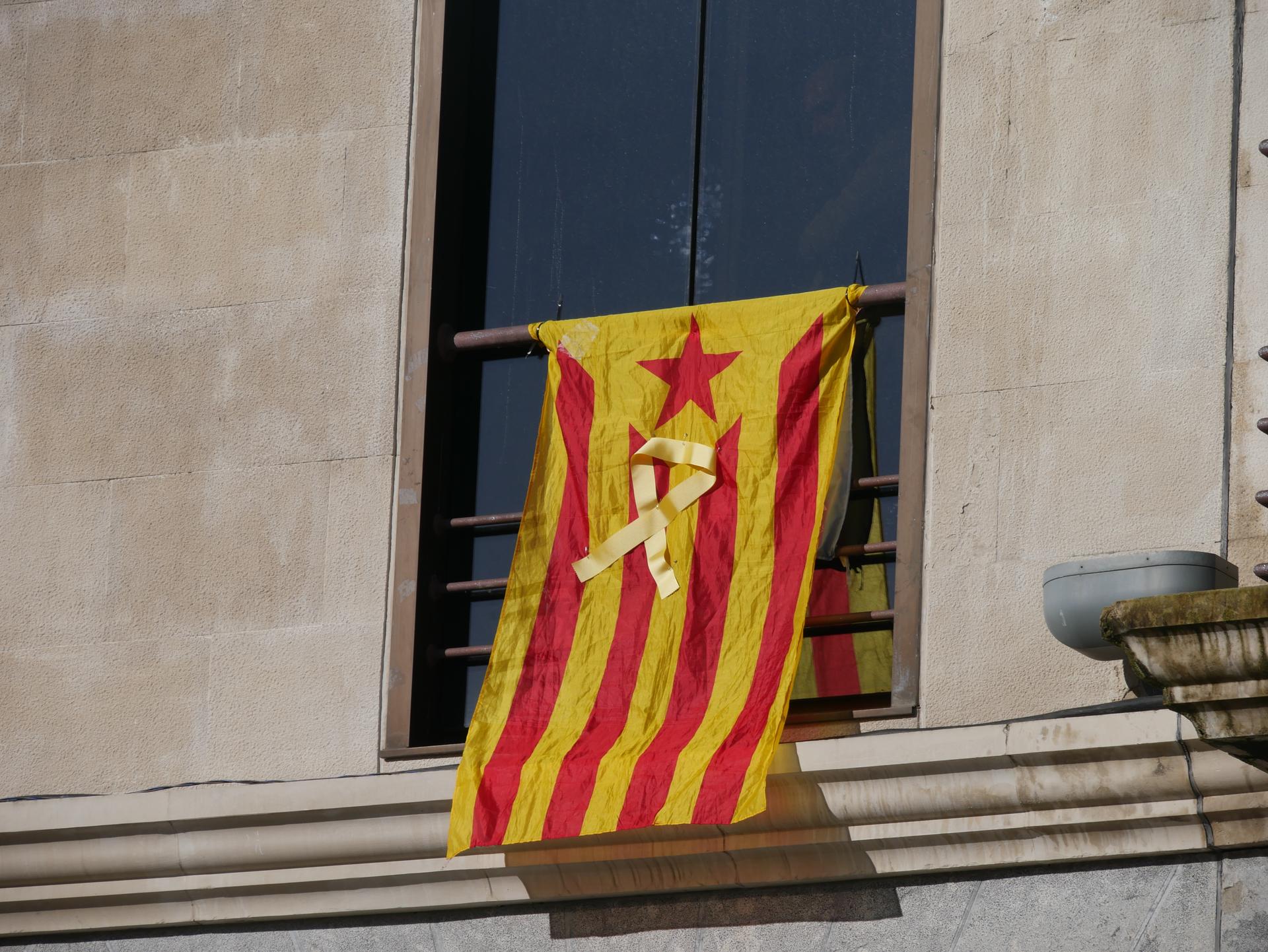 Udaletxeko fatxadan zegoen "estelada" kendu dute jadanik