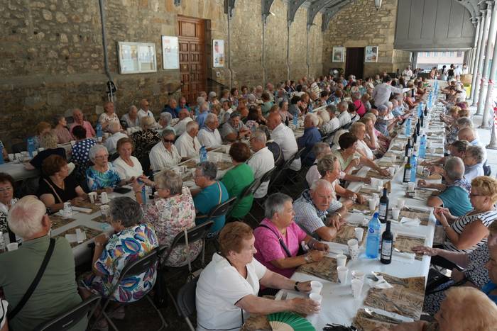 Atzoko gazteen bazkariak ehu 24 1755463280446