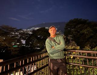 “Kolonbian beti izango duzu norbait laguntzeko prest”