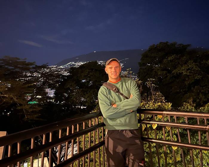 “Kolonbian beti izango duzu norbait laguntzeko prest”